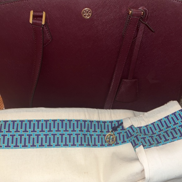 Tory Burch Women’s McGraw Tote in Burgandy - Picture 7 of 7